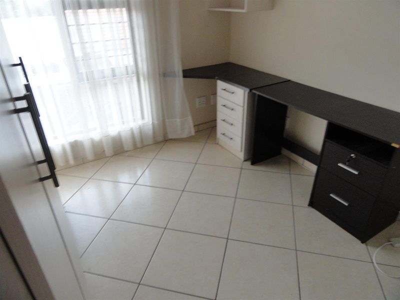 Upmarket 2 bedroom-student flat for sale - Photo 5