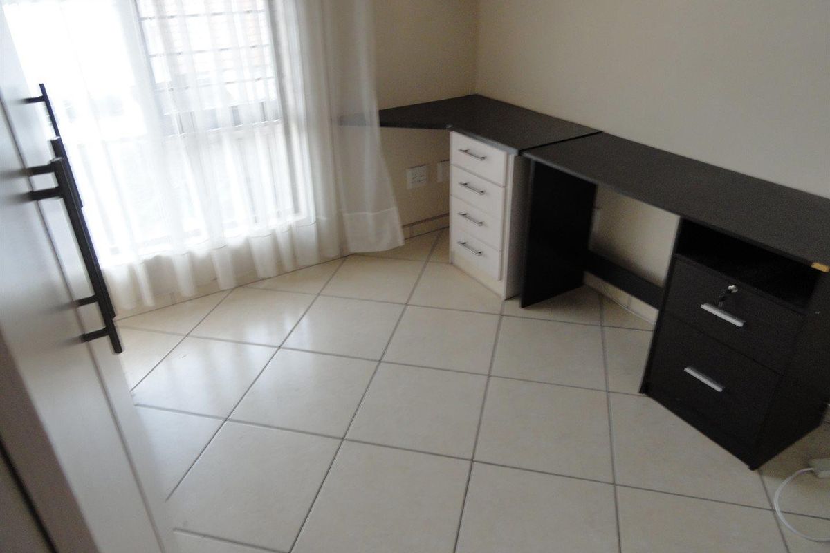 Upmarket 2 bedroom-student flat for sale - Photo 5