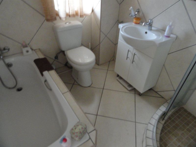 Upmarket 2 bedroom-student flat for sale - Photo 8