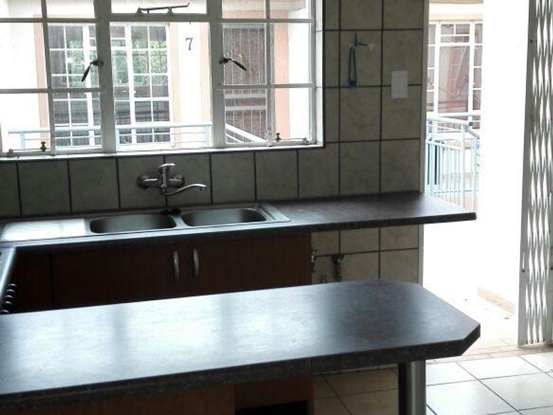 Luxury 2-bedroom apartment in a popular and secure complex - Photo 6