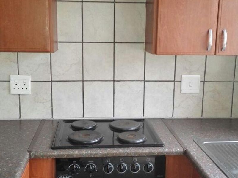 Luxury 2-bedroom apartment in a popular and secure complex - Photo 4