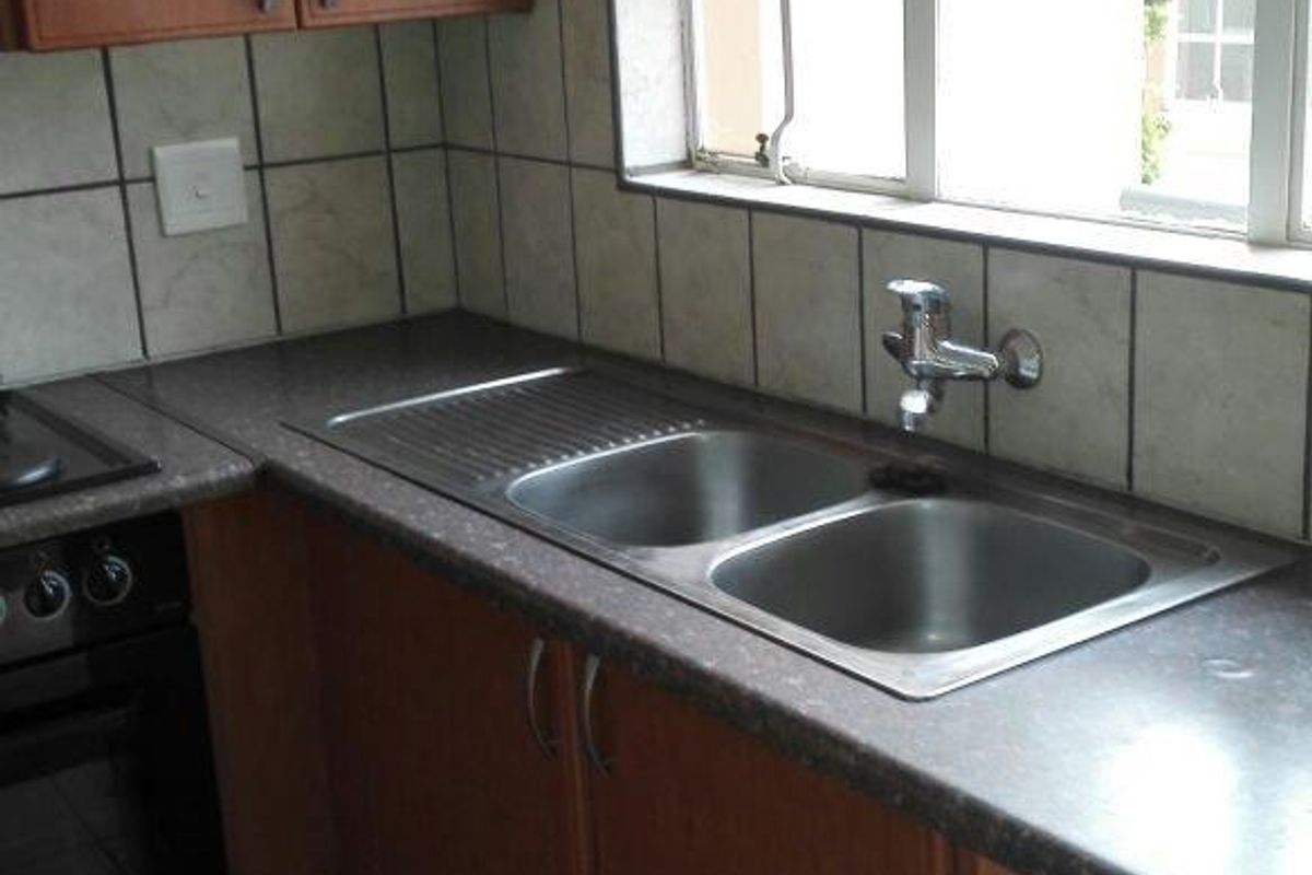 Luxury 2-bedroom apartment in a popular and secure complex - Photo 3