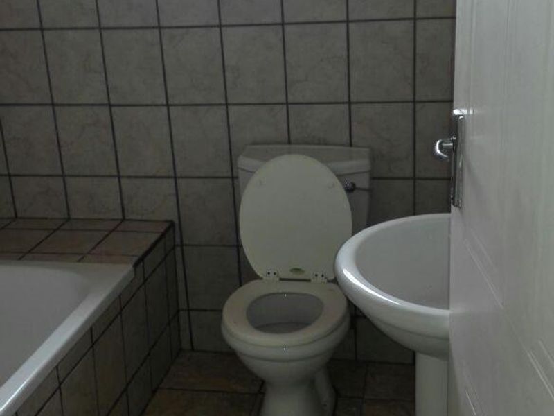 Luxury 2-bedroom apartment in a popular and secure complex - Photo 9