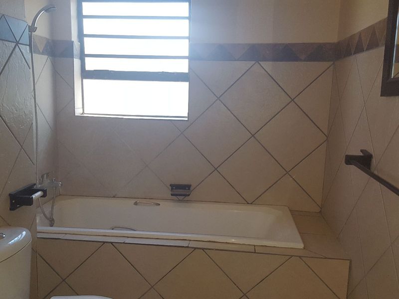 Modern two-bedroom apartment in the central of town - Potchefstroom for sale. - Photo 3