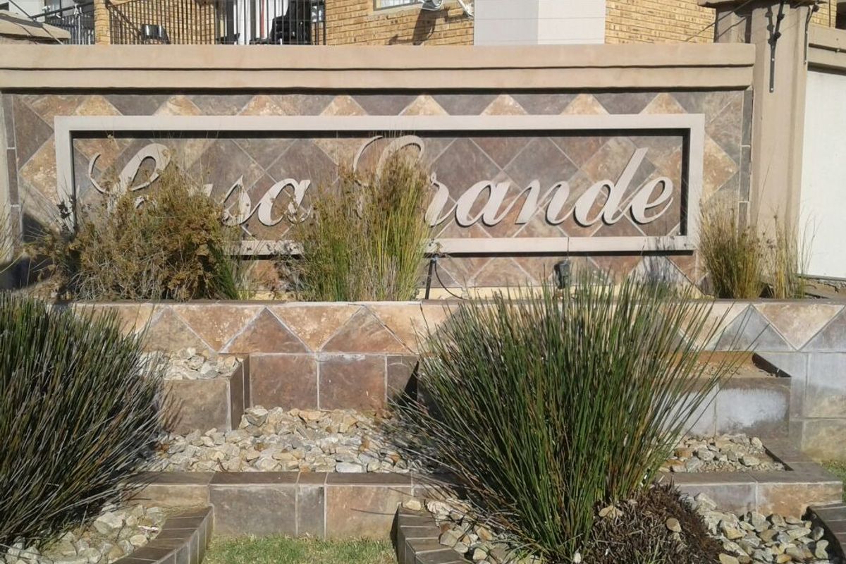 Modern two-bedroom apartment in the central of town - Potchefstroom for sale. - Photo 5