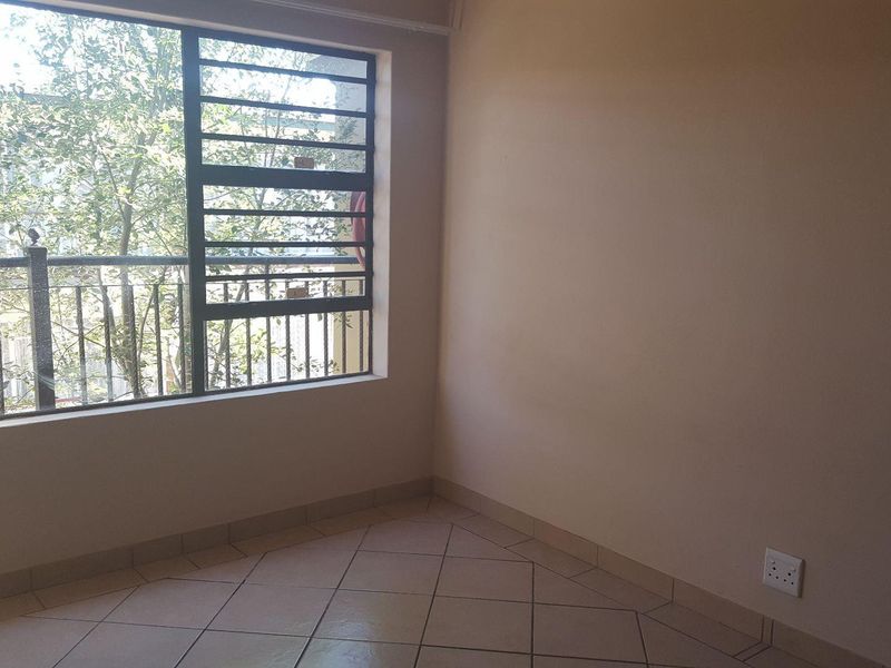 Modern two-bedroom apartment in the central of town - Potchefstroom for sale. - Photo 2