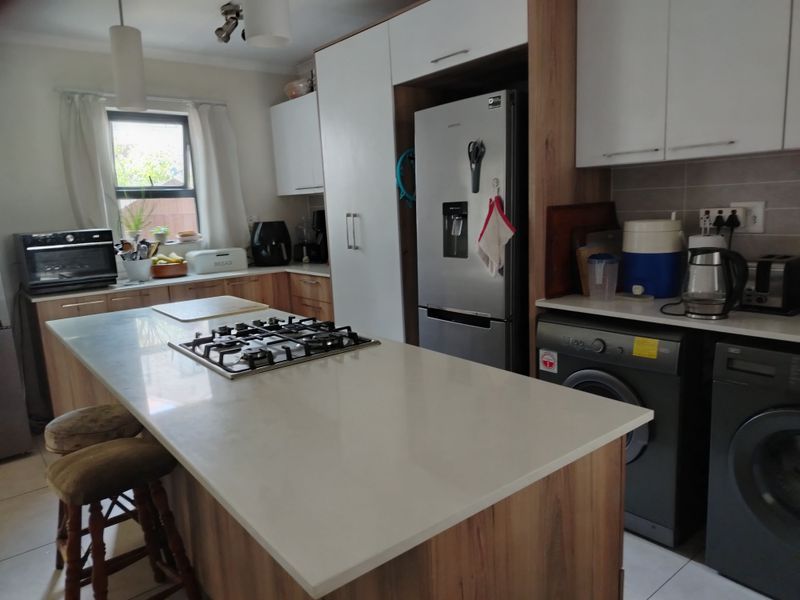 Modern Comfort Meets Easy Living - Photo 6