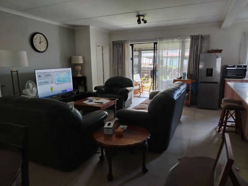 Modern Comfort Meets Easy Living - Photo 3