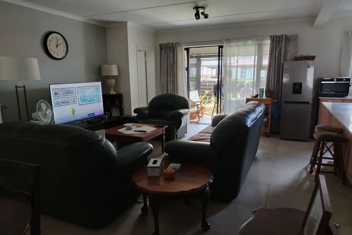 Modern Comfort Meets Easy Living - Photo 3