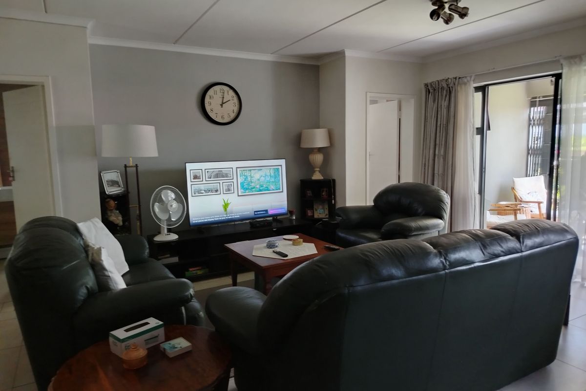 Modern Comfort Meets Easy Living - Photo 4