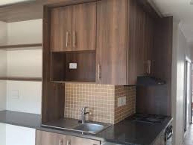 Upmarket, spacious and safe! - Photo 4