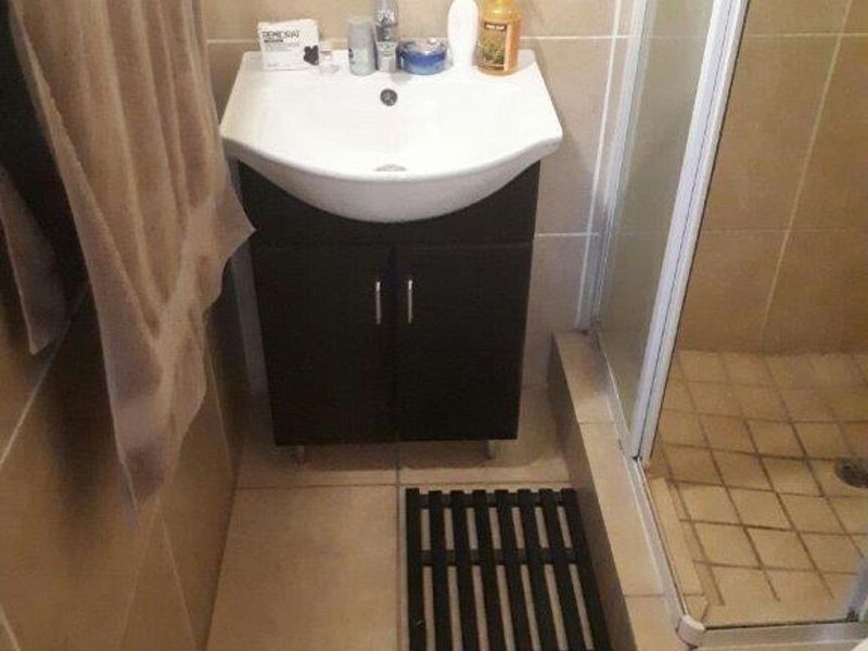 Upmarket, spacious and safe! - Photo 6