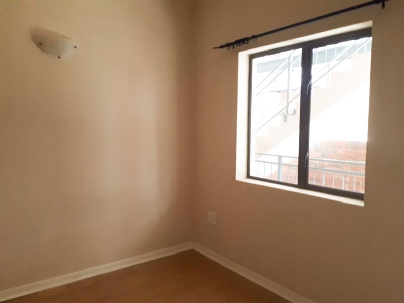 Upmarket, spacious and safe! - Photo 3