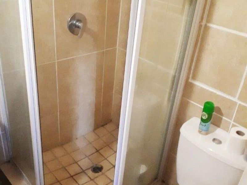 Upmarket, spacious and safe! - Photo 5