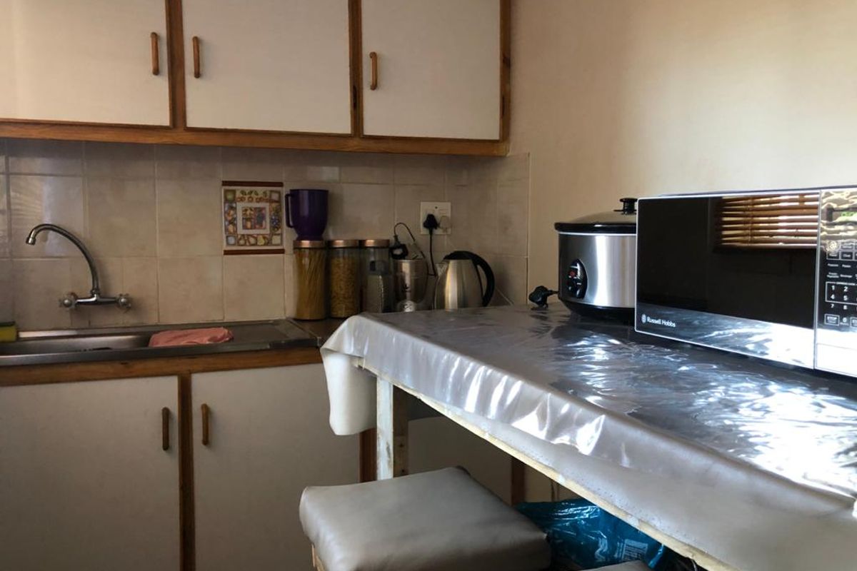 A neat and cozy bachelor's apartment - Photo 2