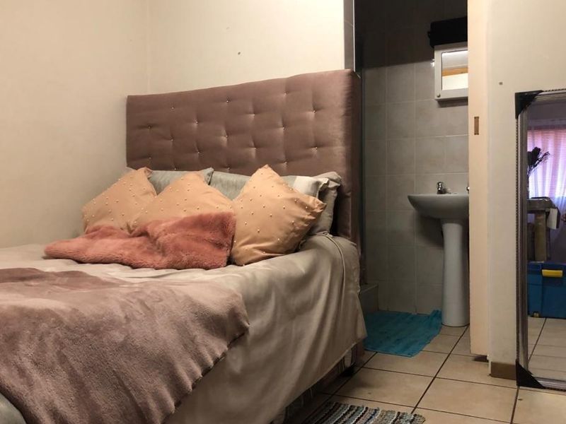 A neat and cozy bachelor's apartment - Photo 4