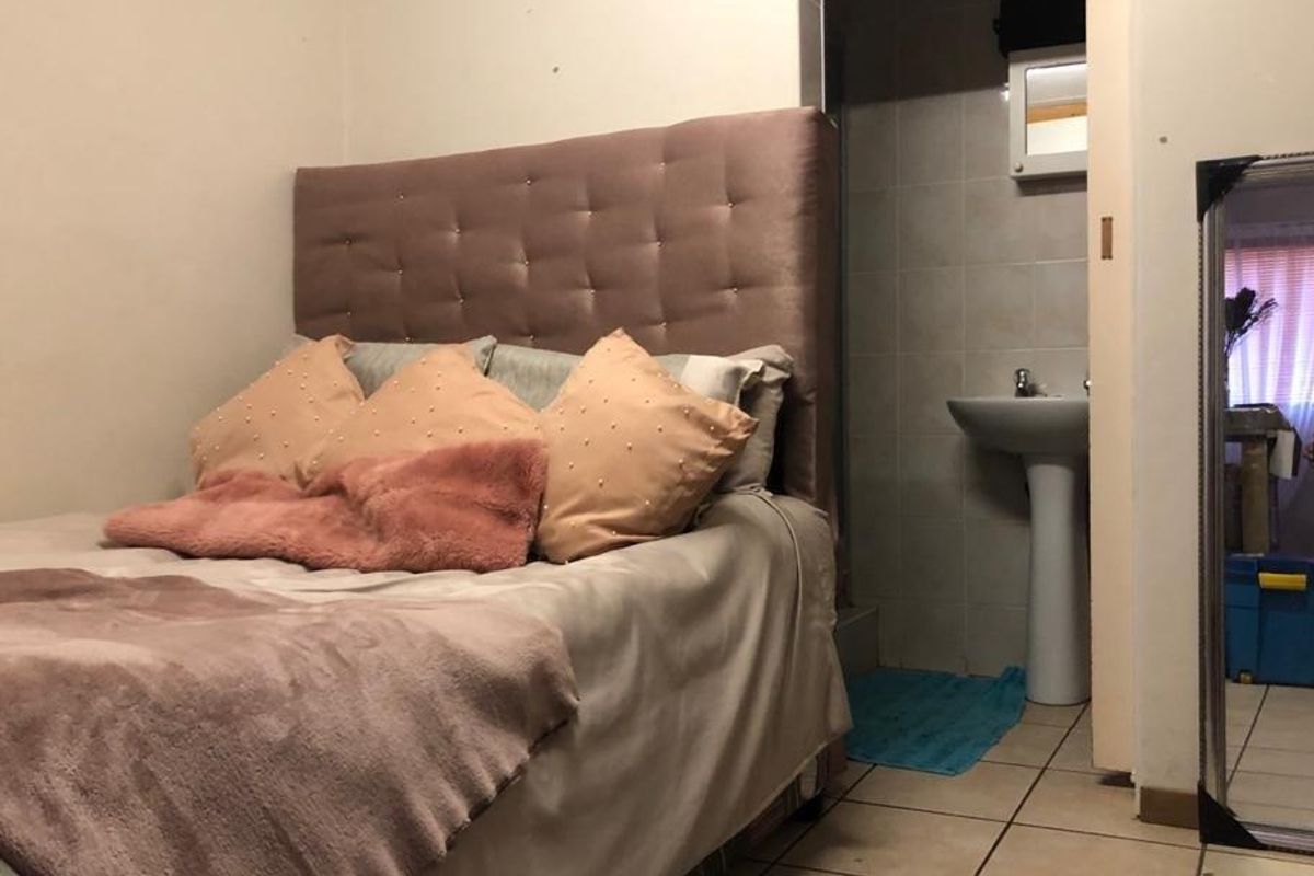 A neat and cozy bachelor's apartment - Photo 4