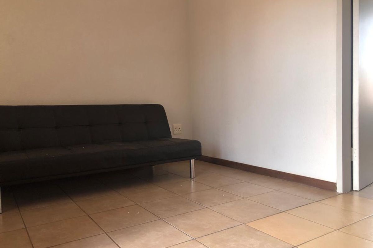 Generously-szied apartment - Photo 5