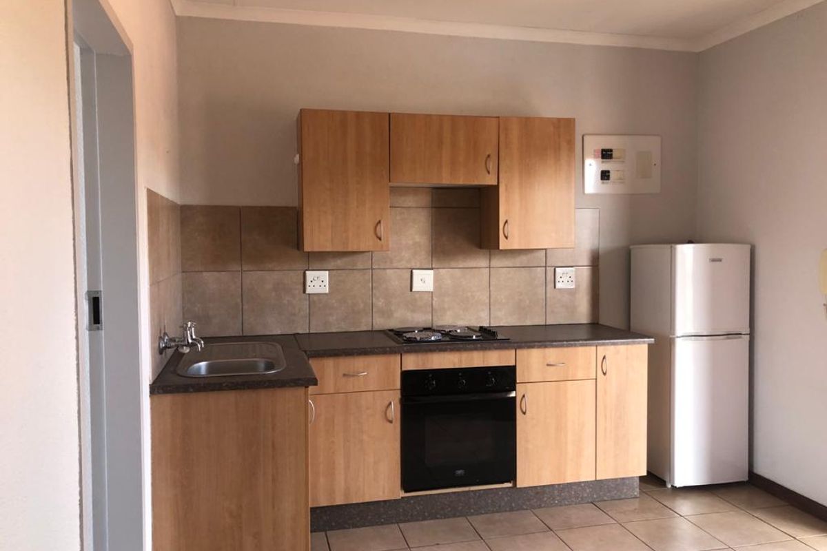 Generously-szied apartment - Photo 3
