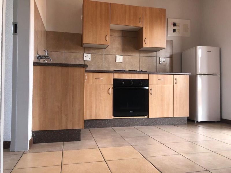 Generously-szied apartment - Photo 2