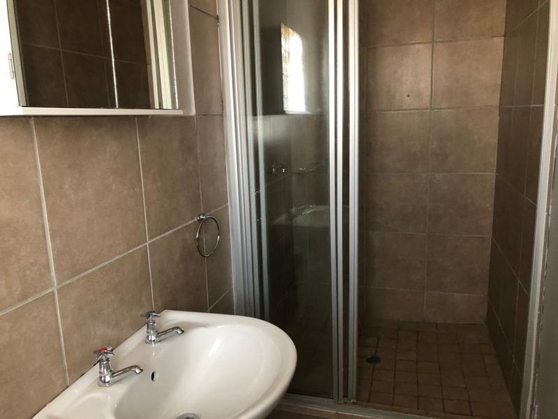 Generously-szied apartment - Photo 8