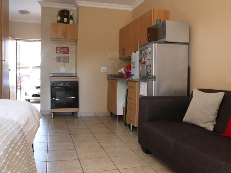 A very special bachelor's apartment - Photo 5