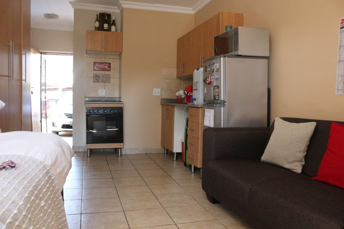 A very special bachelor's apartment - Photo 5