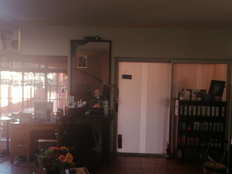 Stunning home in the heart of Florauna. - Photo 10