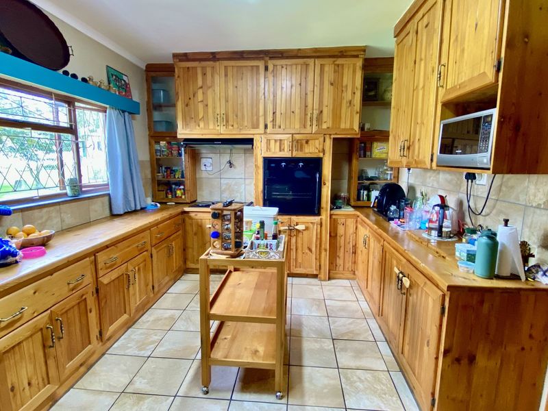 Spacious Four-Bedroom Family Home with Flatlet in Mooi River - Photo 9