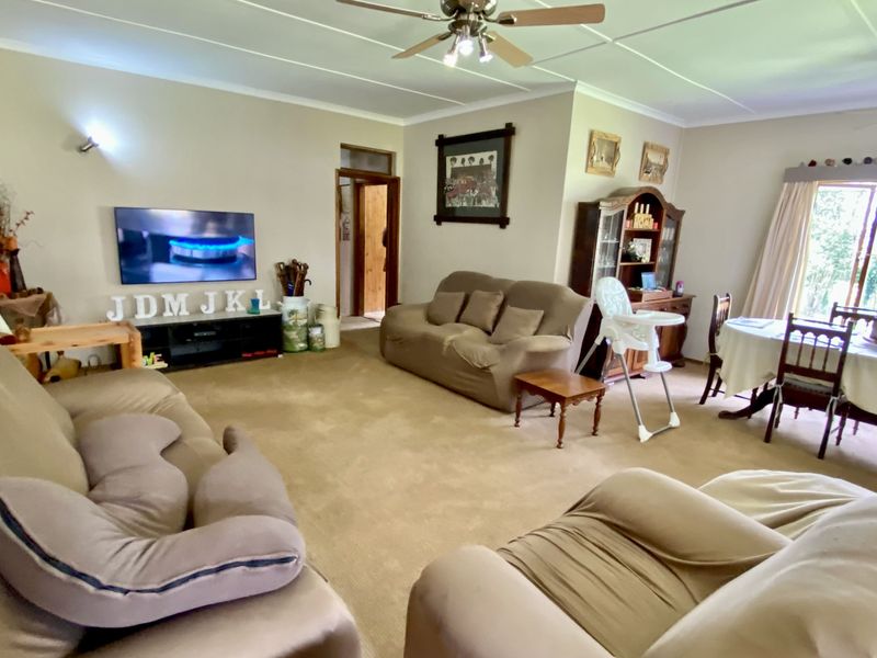Spacious Four-Bedroom Family Home with Flatlet in Mooi River - Photo 3