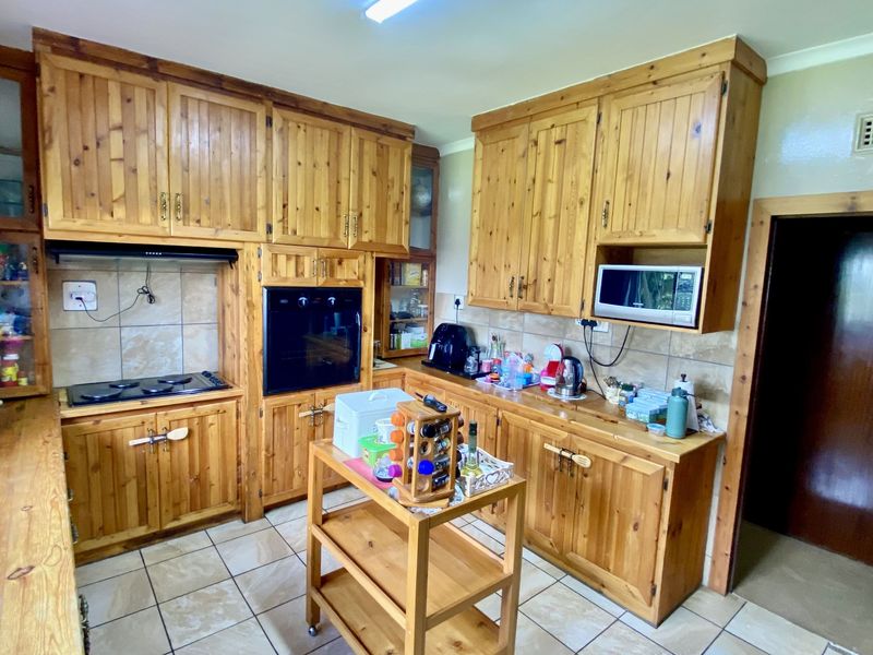 Spacious Four-Bedroom Family Home with Flatlet in Mooi River - Photo 10