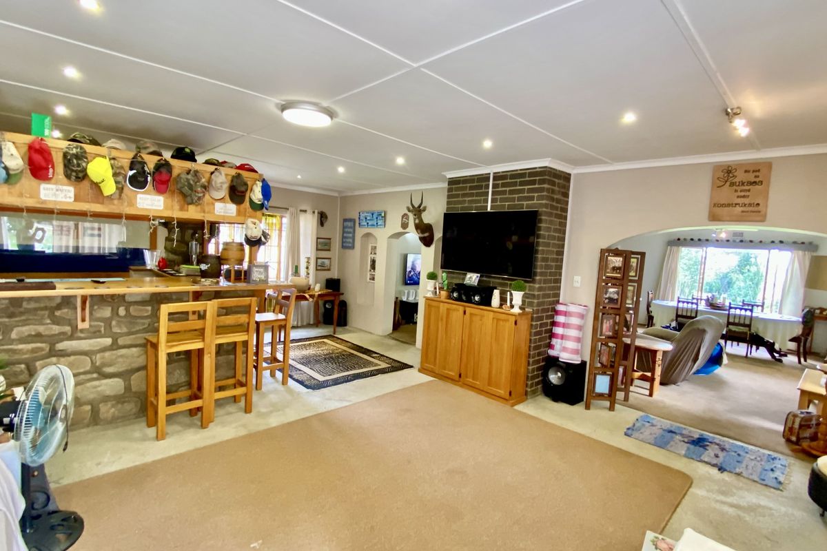 Spacious Four-Bedroom Family Home with Flatlet in Mooi River - Photo 5