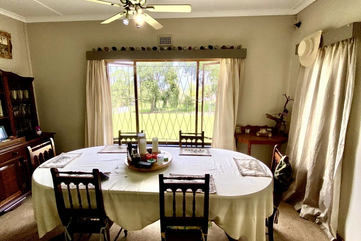 Spacious Four-Bedroom Family Home with Flatlet in Mooi River - Photo 4