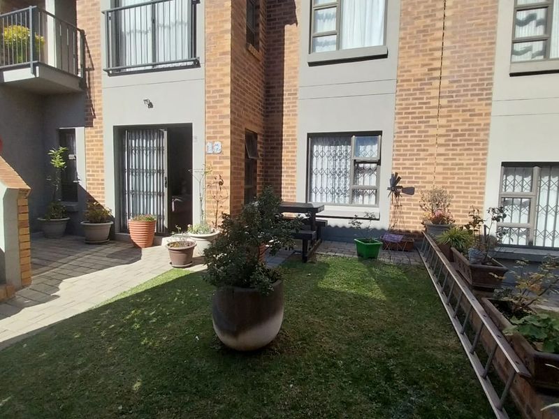 Secure 2-Bedroom Apartment in Terra Nova - Photo 2