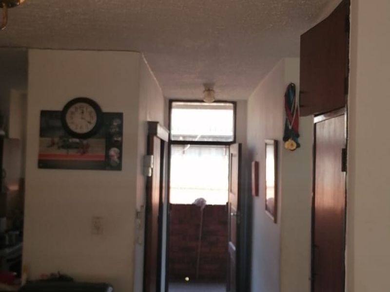 Lovely 2 bedroom flat for sale. - Photo 3