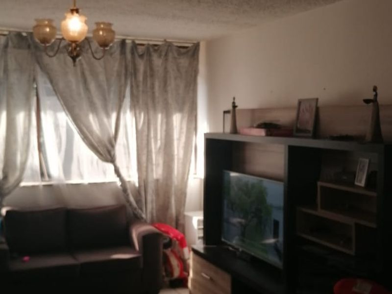 Lovely 2 bedroom flat for sale. - Photo 2