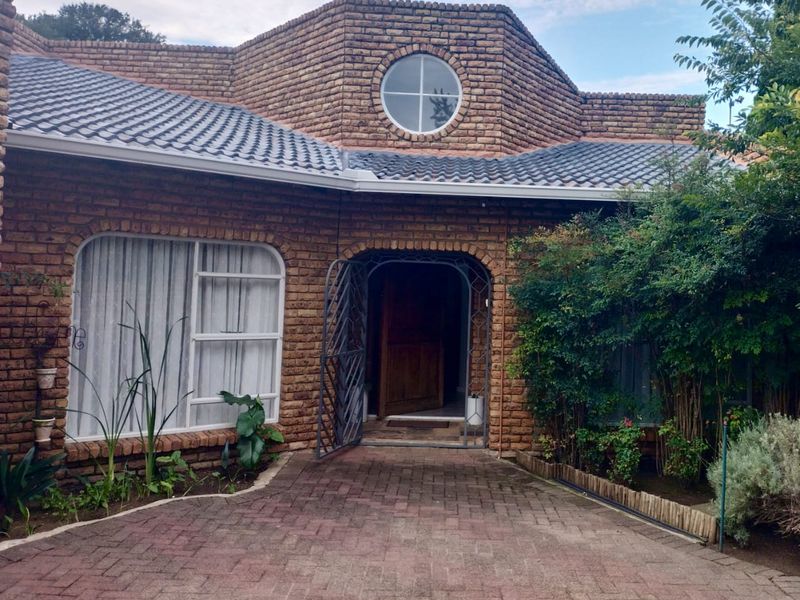 Stunning 4-Bedroom Home with Pool, Patio, and Lovely View - Photo 2