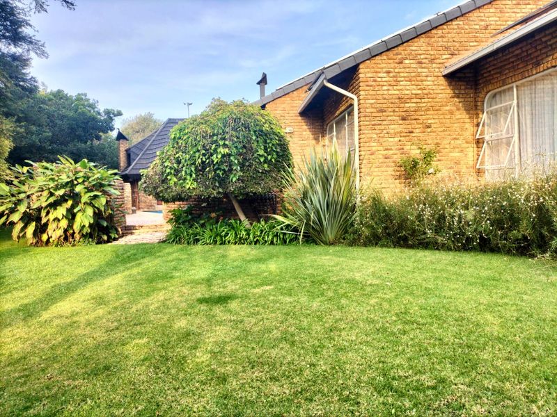 Stunning 4-Bedroom Home with Pool, Patio, and Lovely View - Photo 3