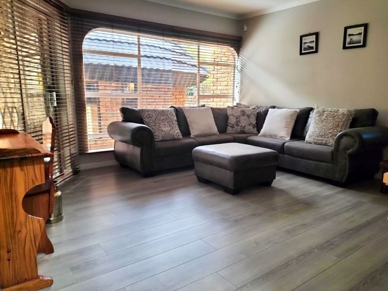 Stunning 4-Bedroom Home with Pool, Patio, and Lovely View - Photo 5