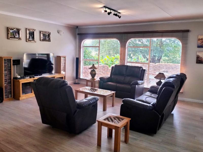 Stunning 4-Bedroom Home with Pool, Patio, and Lovely View - Photo 7