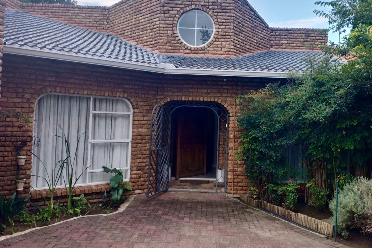 Stunning 4-Bedroom Home with Pool, Patio, and Lovely View - Photo 2