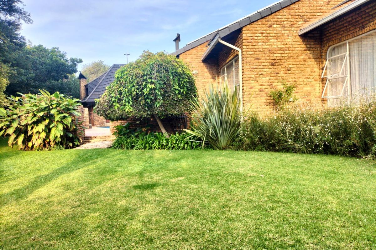 Stunning 4-Bedroom Home with Pool, Patio, and Lovely View - Photo 3