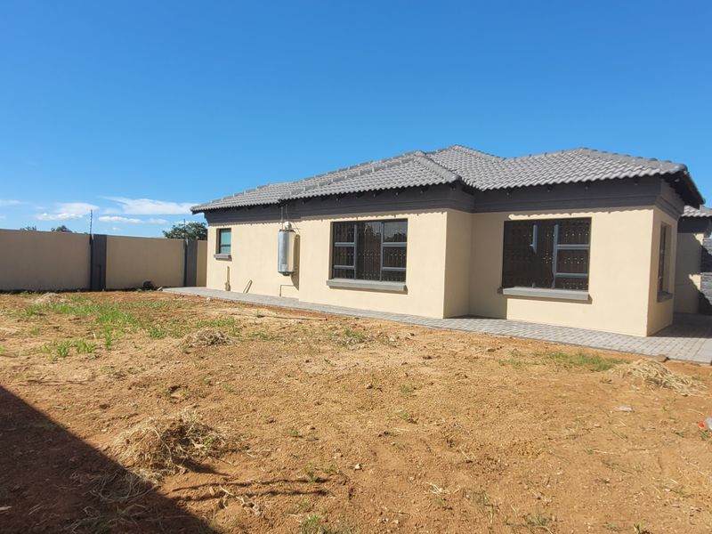 Spanking new family home!! - Photo 4