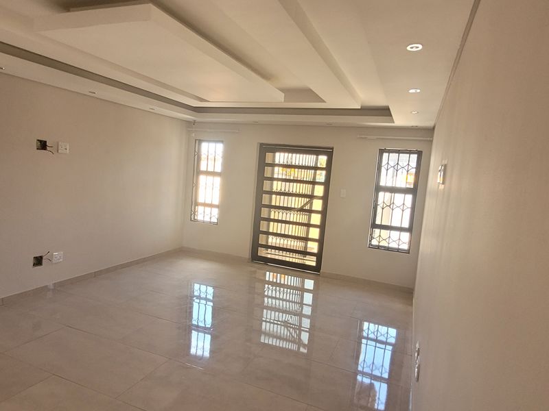 Spanking new family home!! - Photo 5