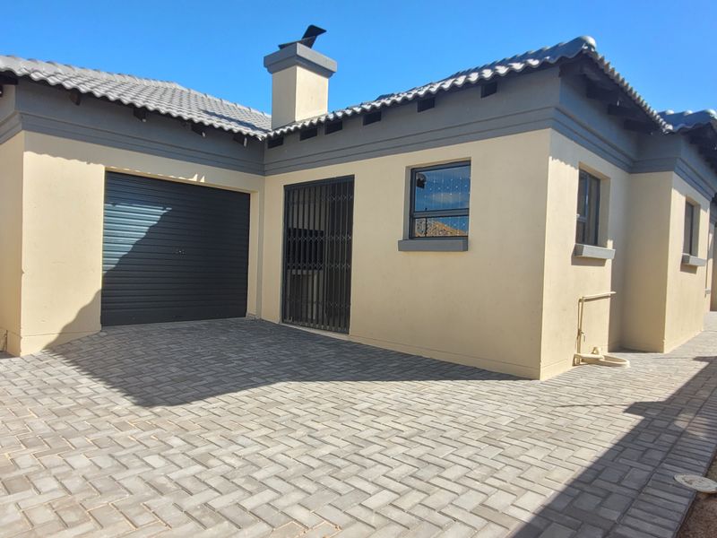 Spanking new family home!! - Photo 2