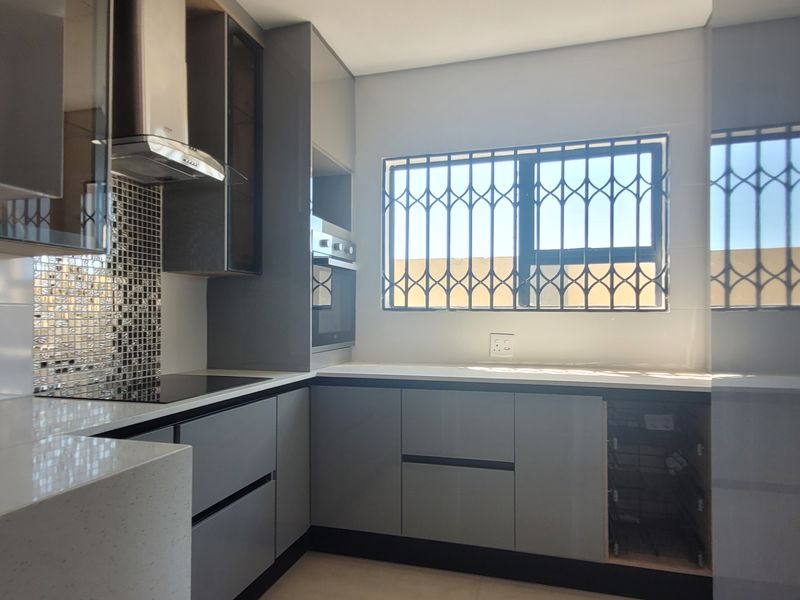 Spanking new family home!! - Photo 10