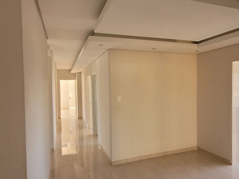 Spanking new family home!! - Photo 9