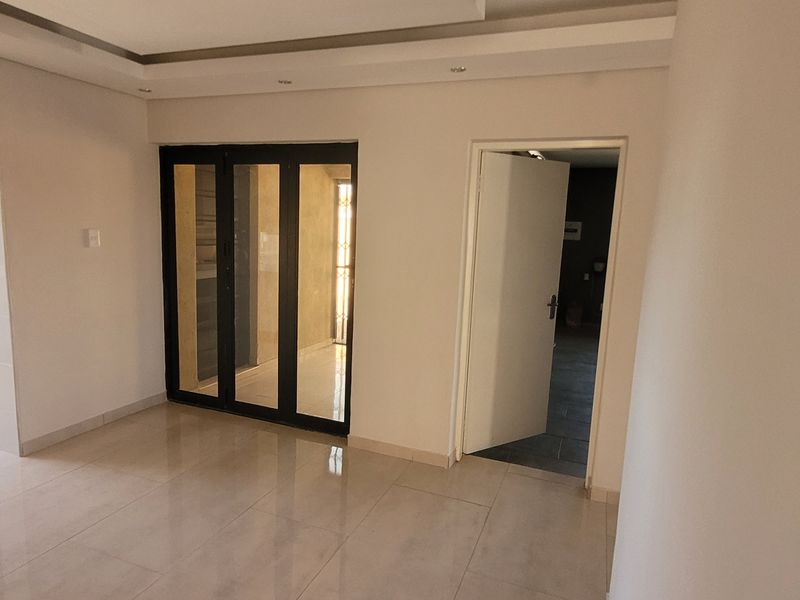 Spanking new family home!! - Photo 8