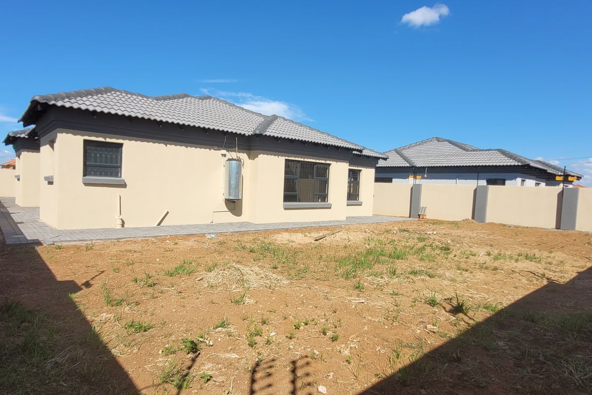 Spanking new family home!! - Photo 3