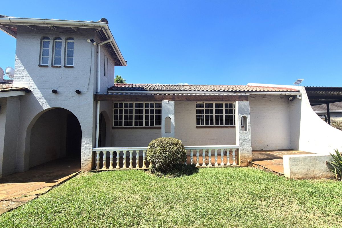 Character 3 Bedroom Freehold Home with Flatlet in River View - Photo 2